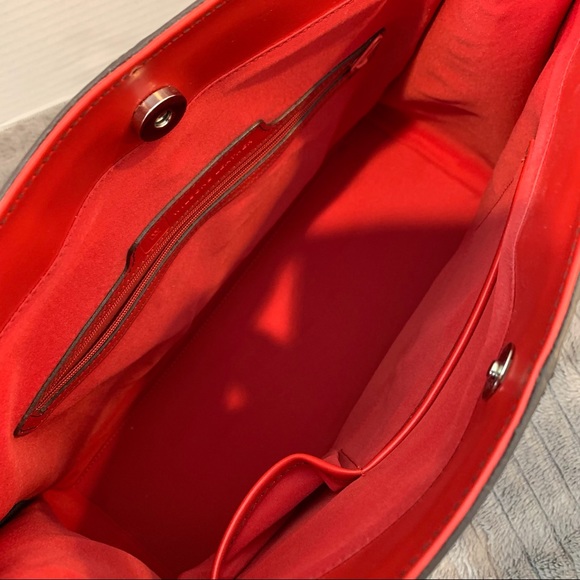 Wilson's bright orange ladies leather brief case.  Striking color.  Fully lined. - Picture 3 of 11